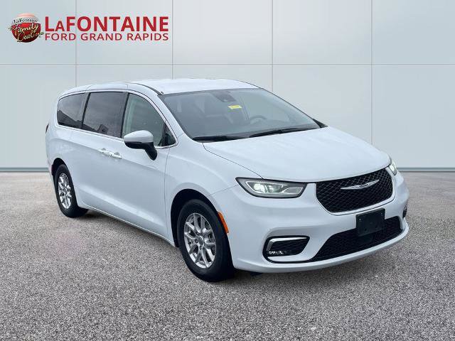 Used 2023 Chrysler Pacifica Touring-L FWD image 3