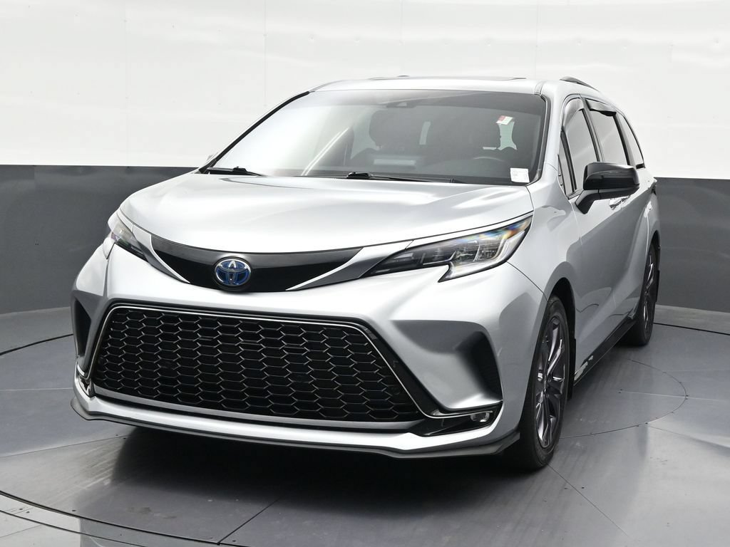 Used 2024 Toyota Sienna XSE w/ XSE Plus Package FWD image 9