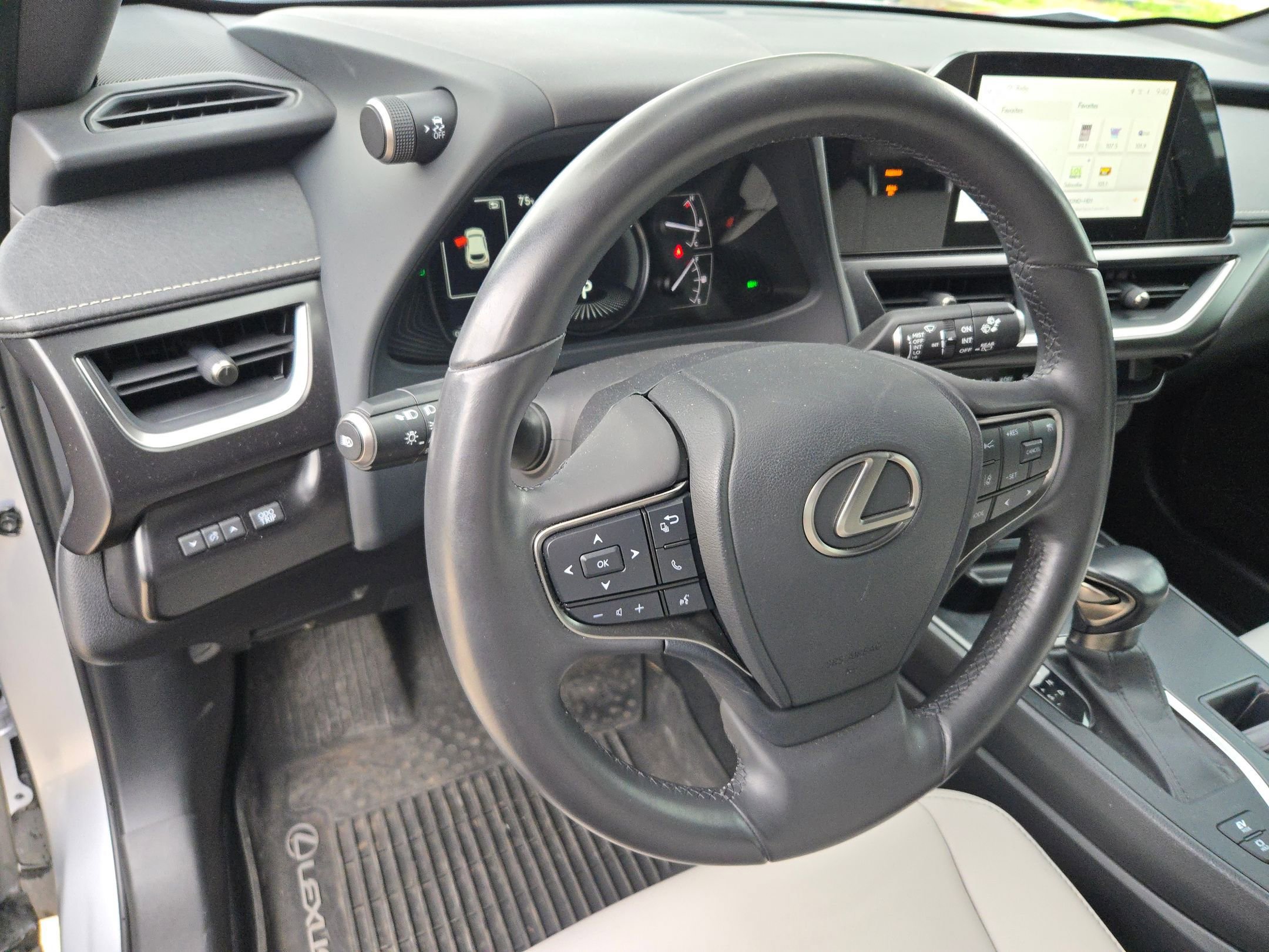 Used 2023 Lexus UX 250h FWD w/ Accessory Package (Z2) image 10