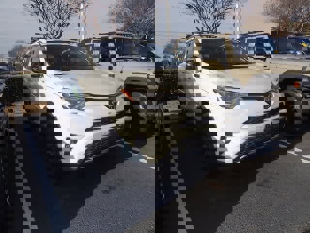 Used 2017 Toyota RAV4 SE image 3