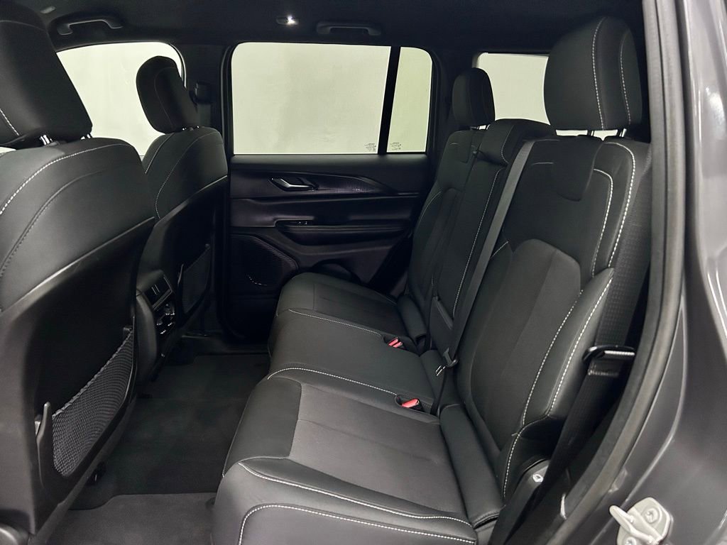 Used 2024 Jeep Grand Cherokee Laredo image 19