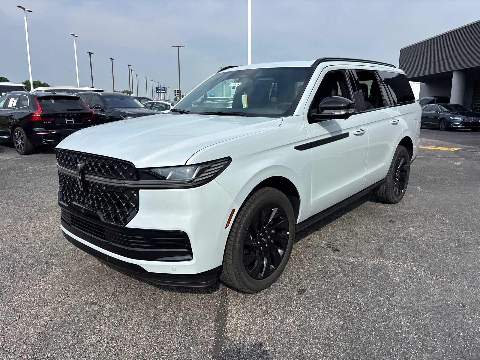 New 2026 Lincoln Navigator Reserve w/ Jet Appearance Package AWD/4WD image 3