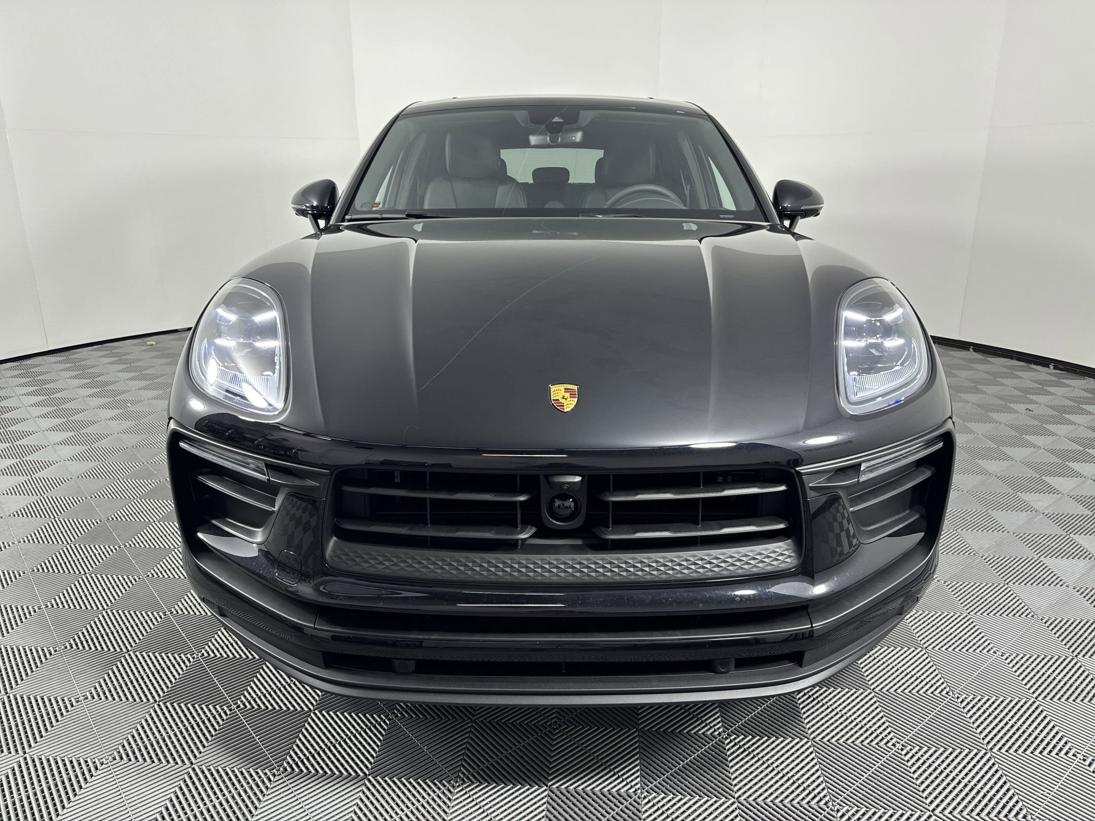 Certified 2025 Porsche Macan image 10