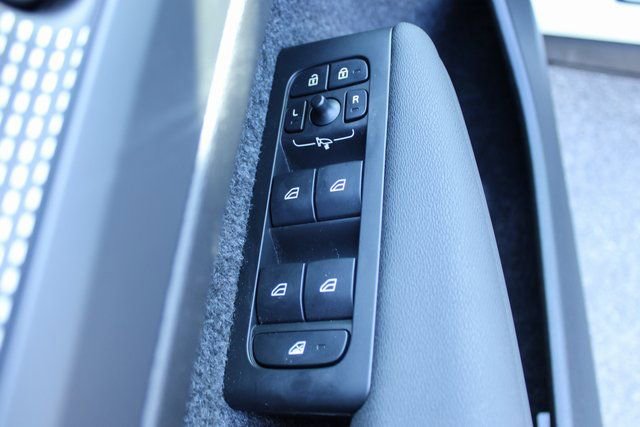 Used 2025 Volvo XC40 B5 Plus image 11