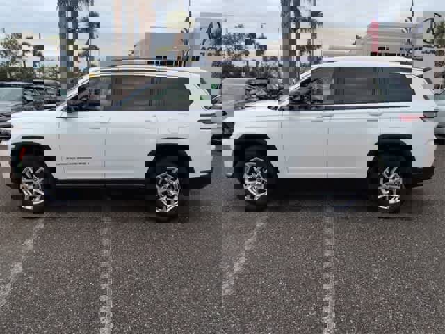 Used 2023 Jeep Grand Cherokee L Laredo image 5