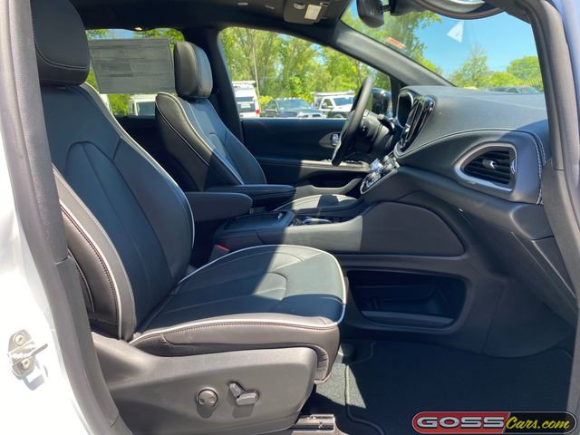 New 2027 Chrysler Pacifica Limited AWD/4WD image 6