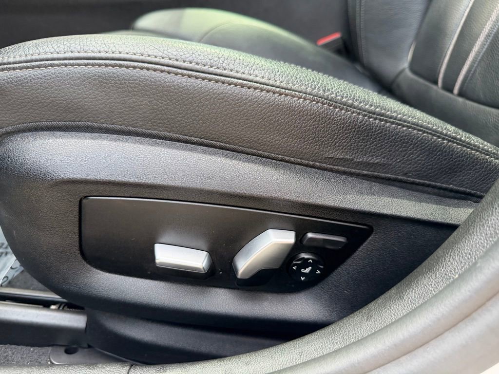 Used 2018 BMW 530e w/ Premium Package image 19