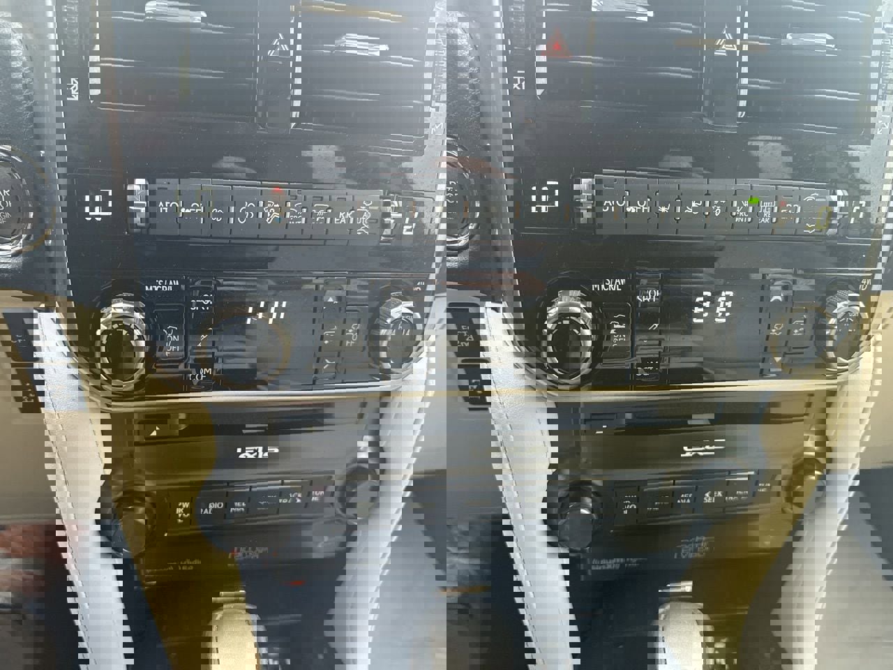 Used 2022 Lexus GX 460 Luxury w/ Off Road Package image 14