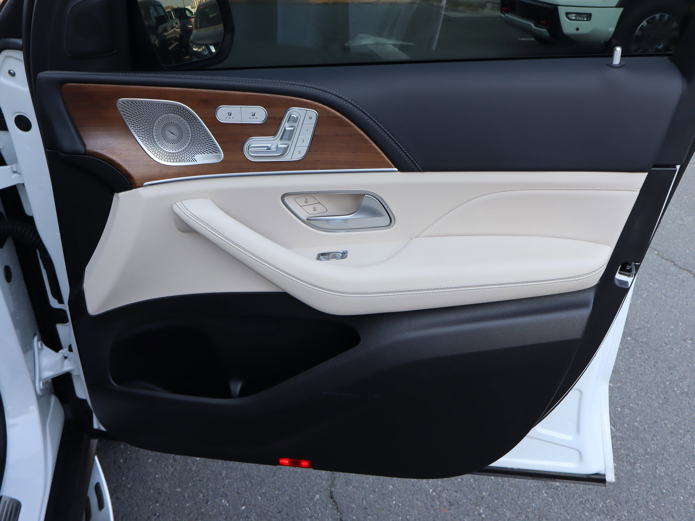 Used 2024 Mercedes-Benz GLS 580 4MATIC image 40