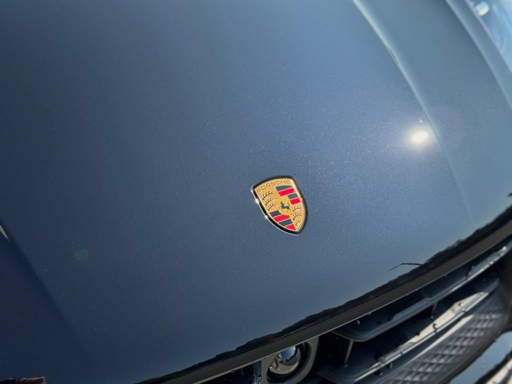 Certified 2025 Porsche Macan AWD/4WD image 9