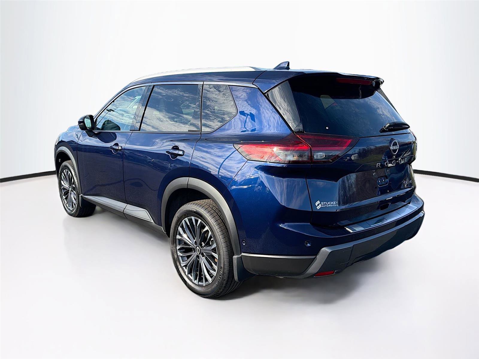 Used 2025 Nissan Rogue SL w/ Tech Package image 5