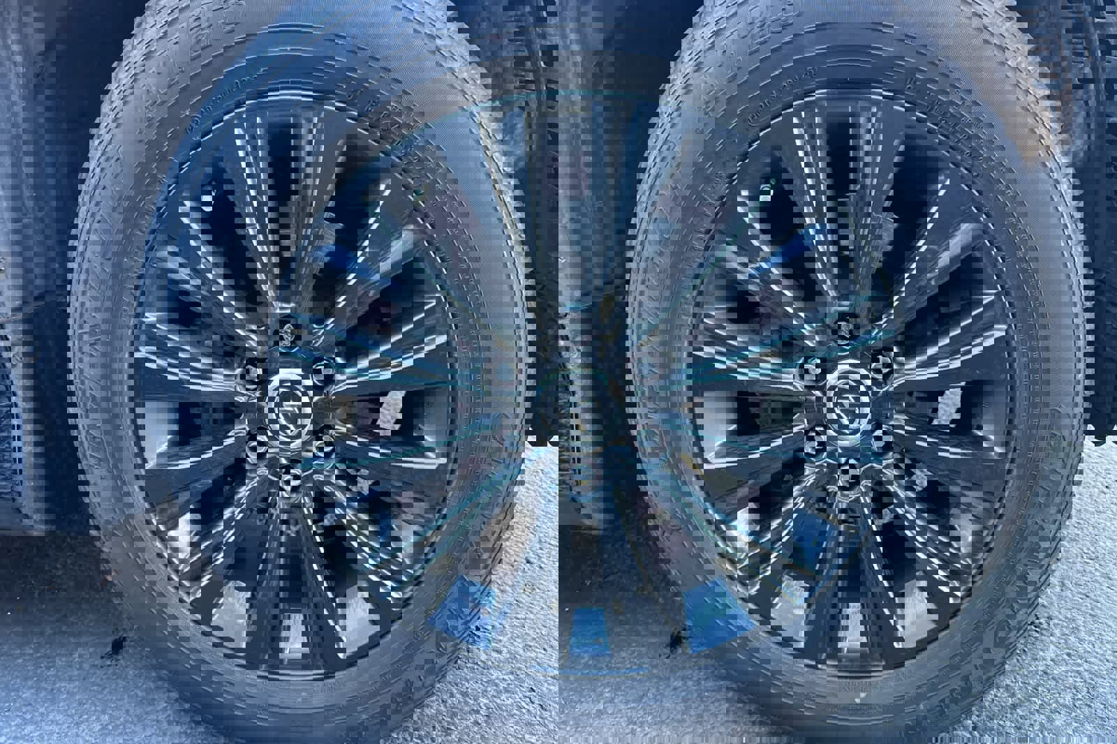 Used 2023 Lexus GX 460 Premium w/ Accessory Package image 7