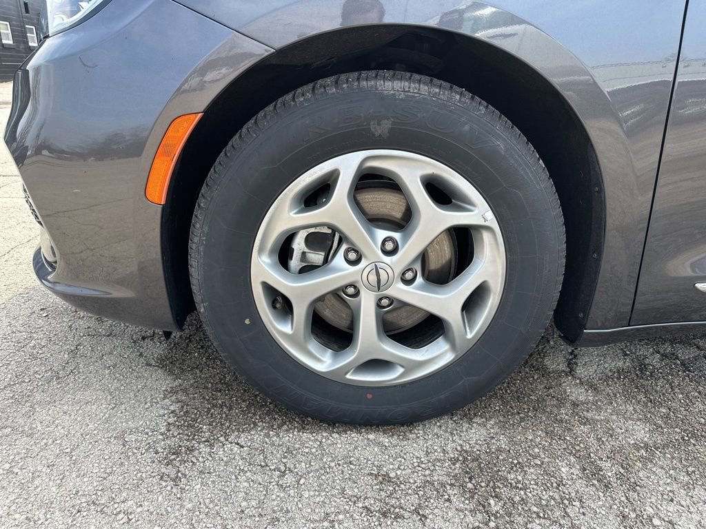 Used 2023 Chrysler Pacifica Limited image 18
