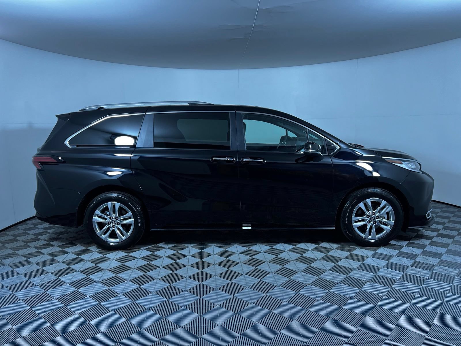 Used 2026 Toyota Sienna Limited FWD image 4