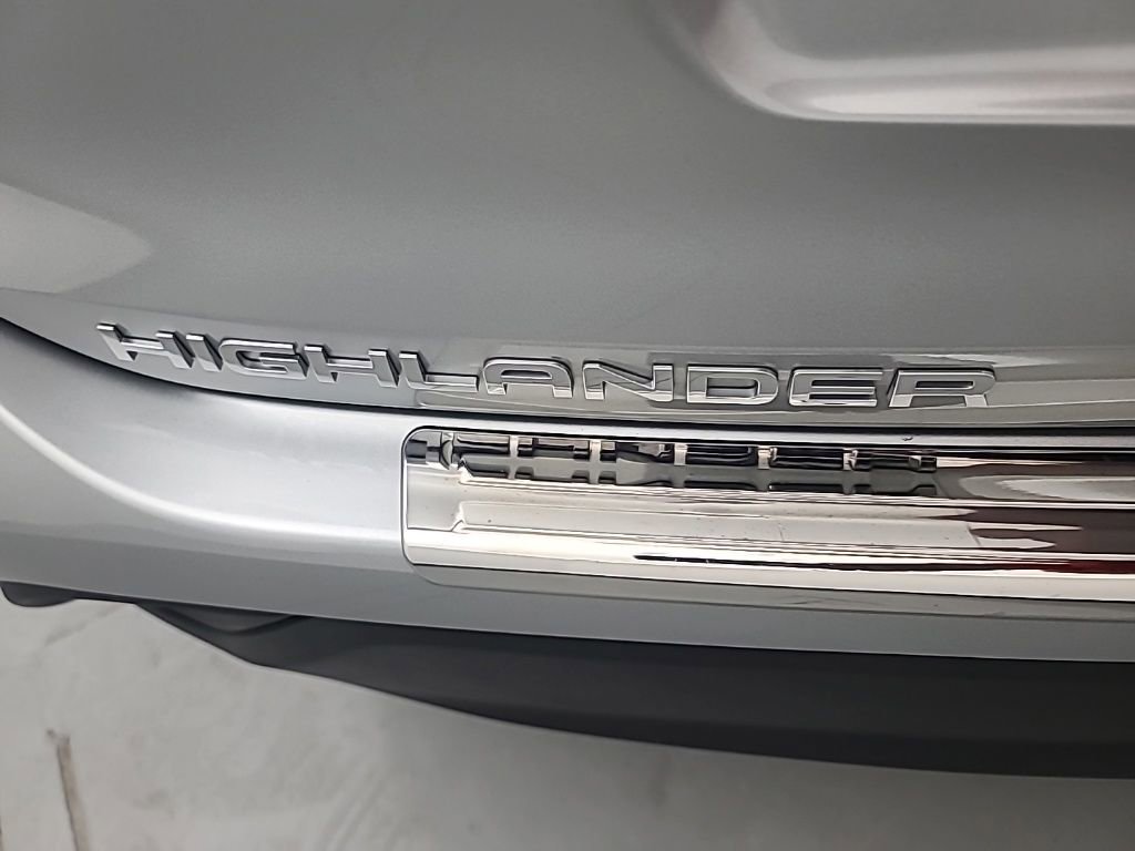 Used 2023 Toyota Highlander LE image 11