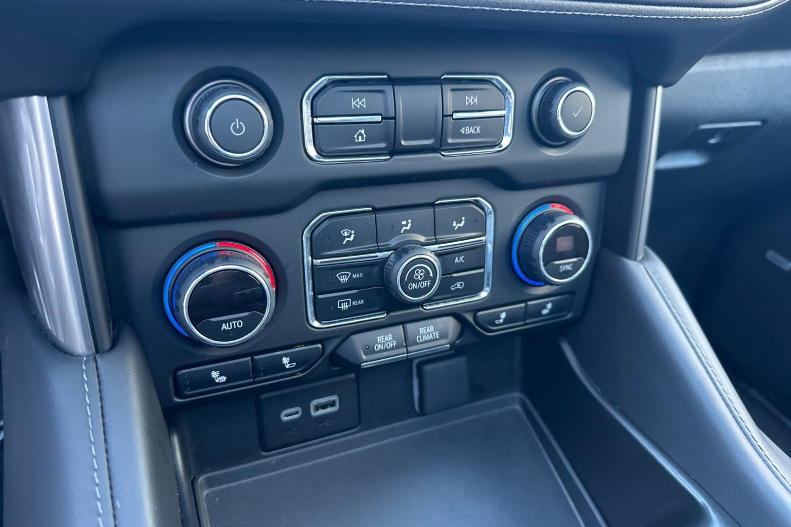 Used 2024 Chevrolet Suburban Z71 image 29