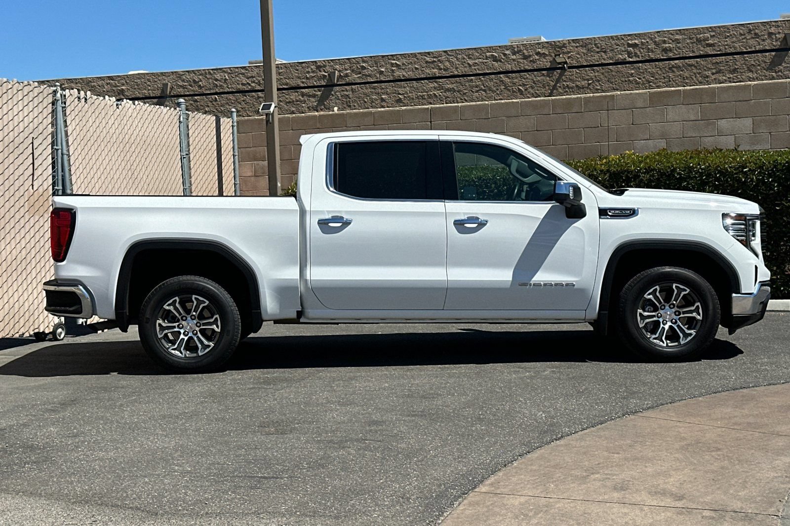 Certified 2025 GMC Sierra 1500 SLT RWD image 3