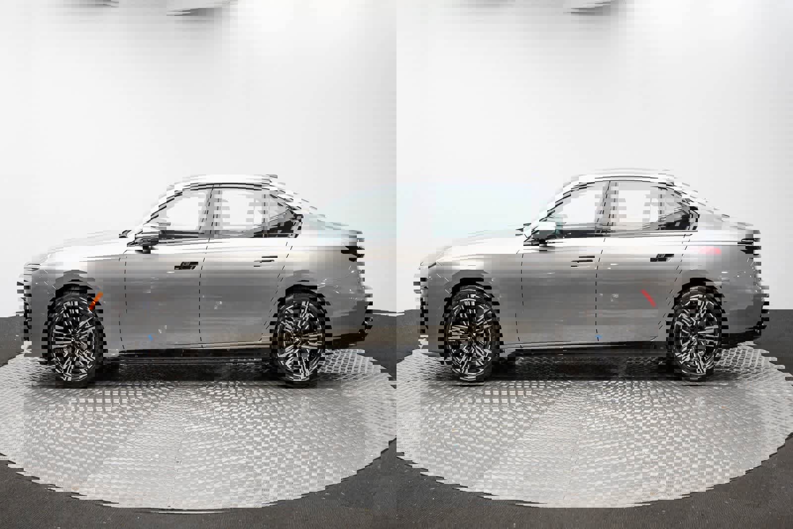 Used 2024 BMW 760i xDrive w/ Executive Package image 3