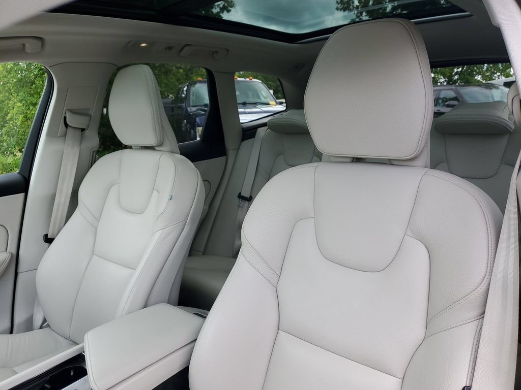 Used 2023 Volvo XC60 B5 Plus AWD/4WD image 13