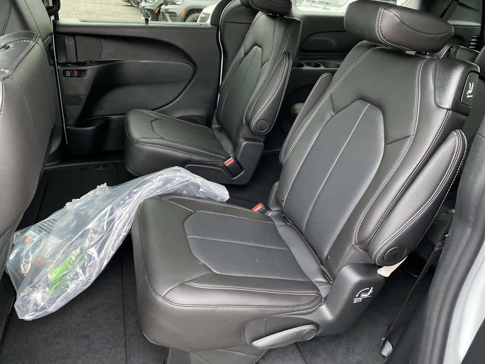 New 2026 Chrysler Pacifica Select FWD image 7