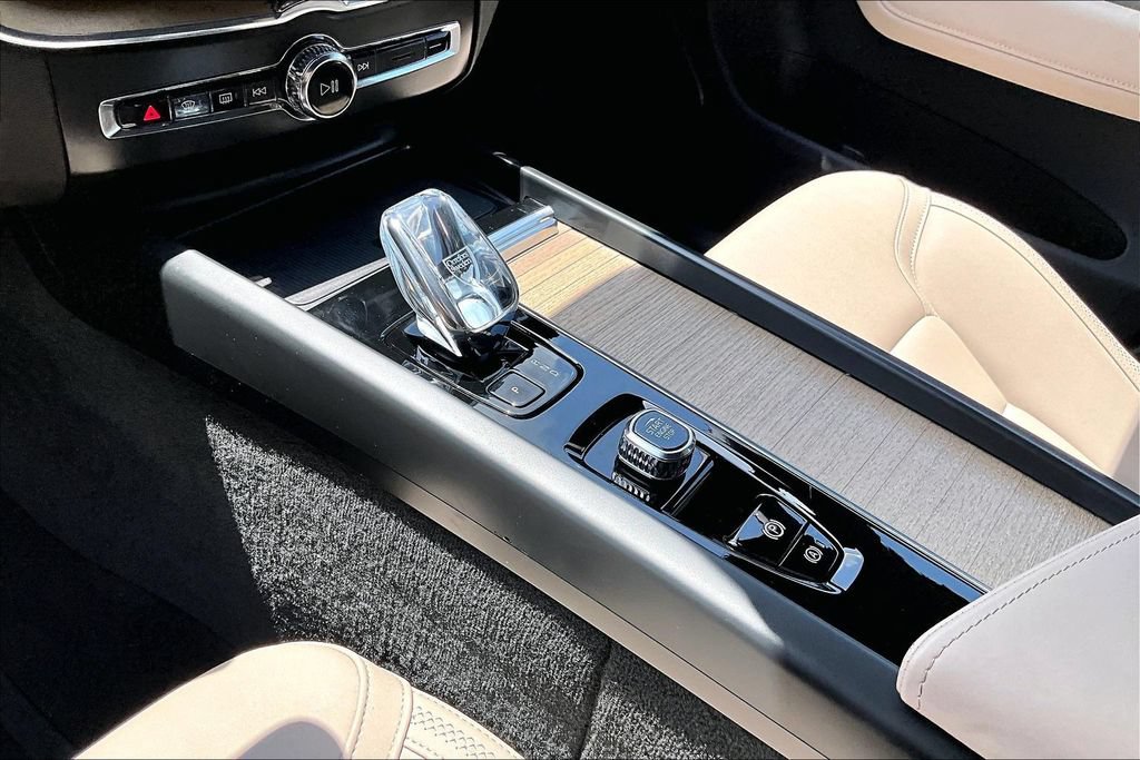 Certified 2026 Volvo XC60 B5 Plus AWD/4WD image 19