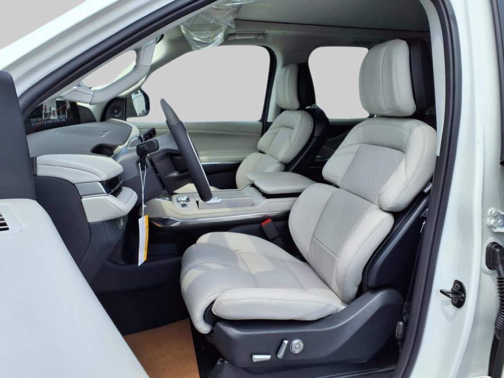 New 2025 Lincoln Navigator Reserve image 6