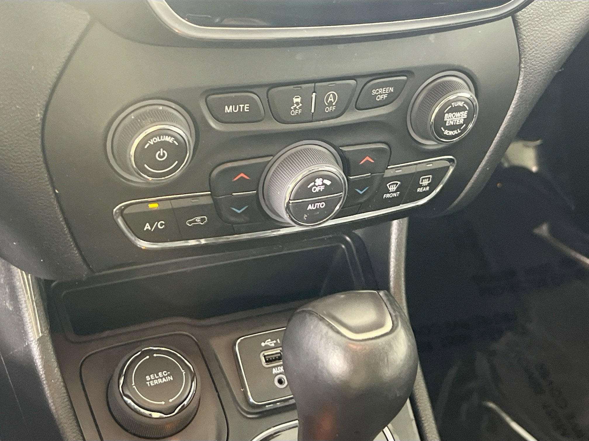 Used 2022 Jeep Cherokee Limited image 15