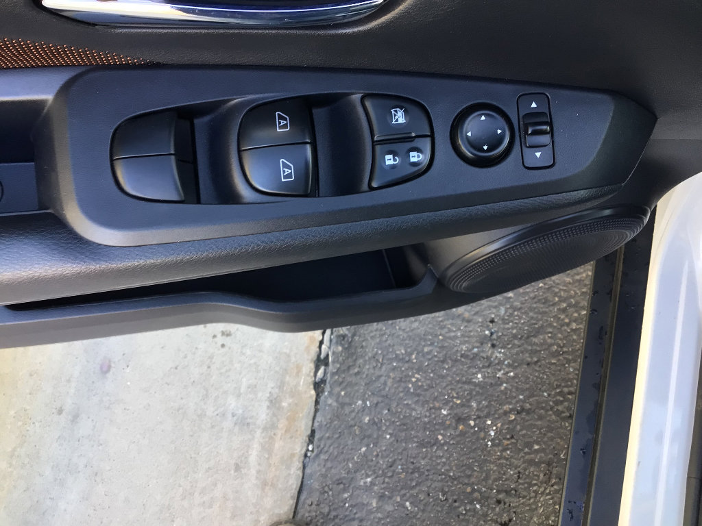 Used 2023 Nissan Kicks SR image 8