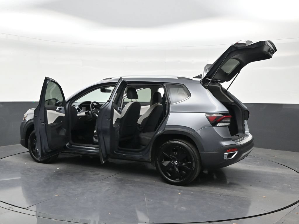 Used 2025 Volkswagen Taos SE FWD image 31