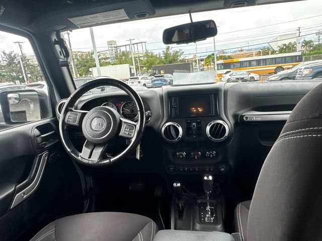 Used 2015 Jeep Wrangler Unlimited Rubicon w/ Max Tow Package image 13