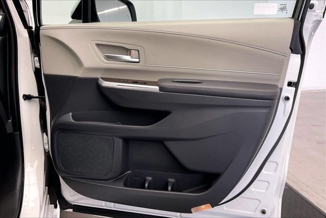 Used 2022 Toyota Sienna XLE w/ XLE Plus Package FWD image 27