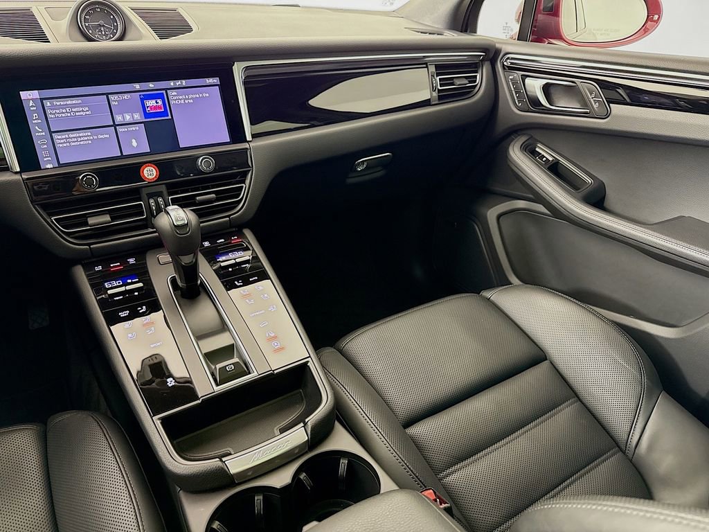 Certified 2025 Porsche Macan AWD/4WD image 27