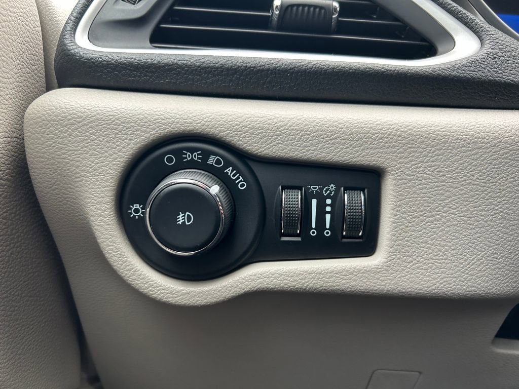 Certified 2023 Chrysler Pacifica Touring-L image 14