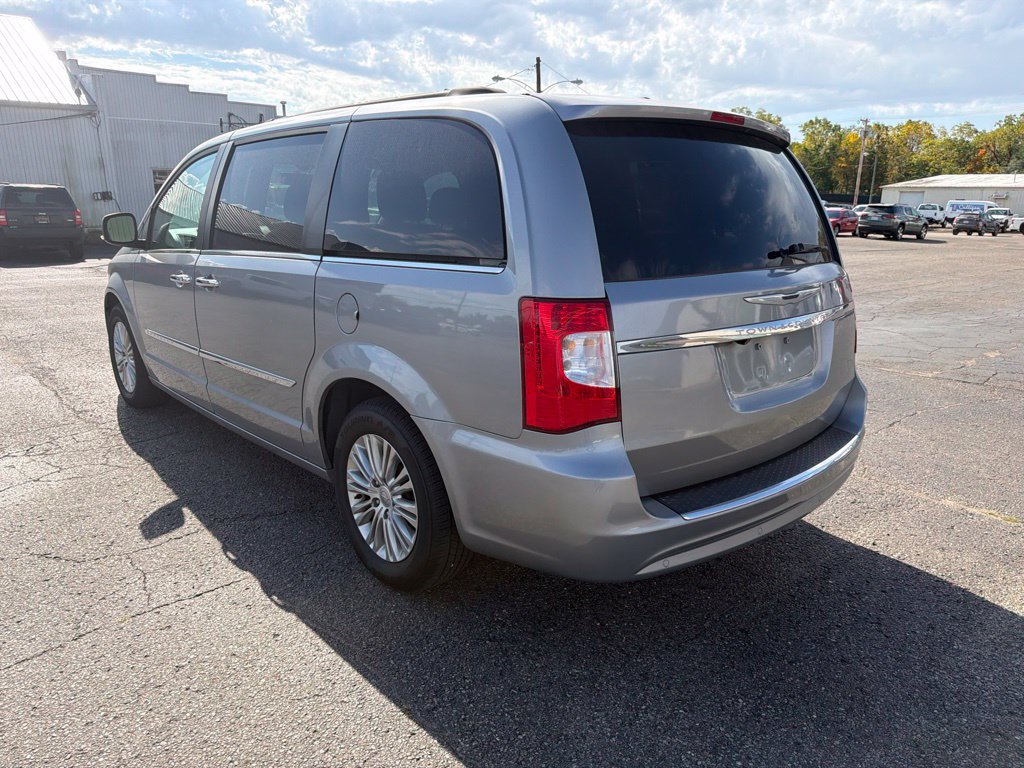 Used 2015 Chrysler Town & Country Touring-L w/ Driver Convenience Group FWD image 4