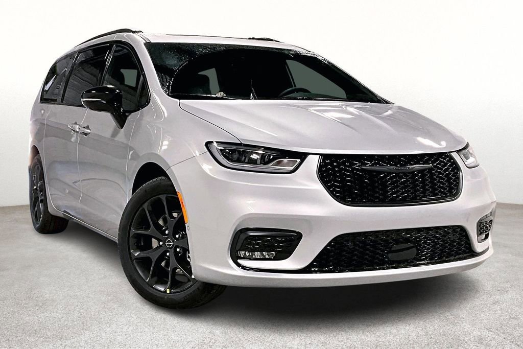 New 2026 Chrysler Pacifica Limited w/ S Appearance Package image 1