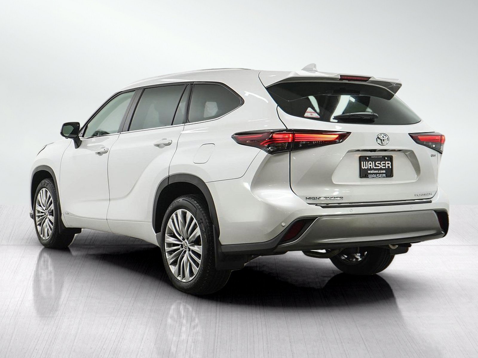Used 2025 Toyota Highlander Platinum AWD/4WD image 3