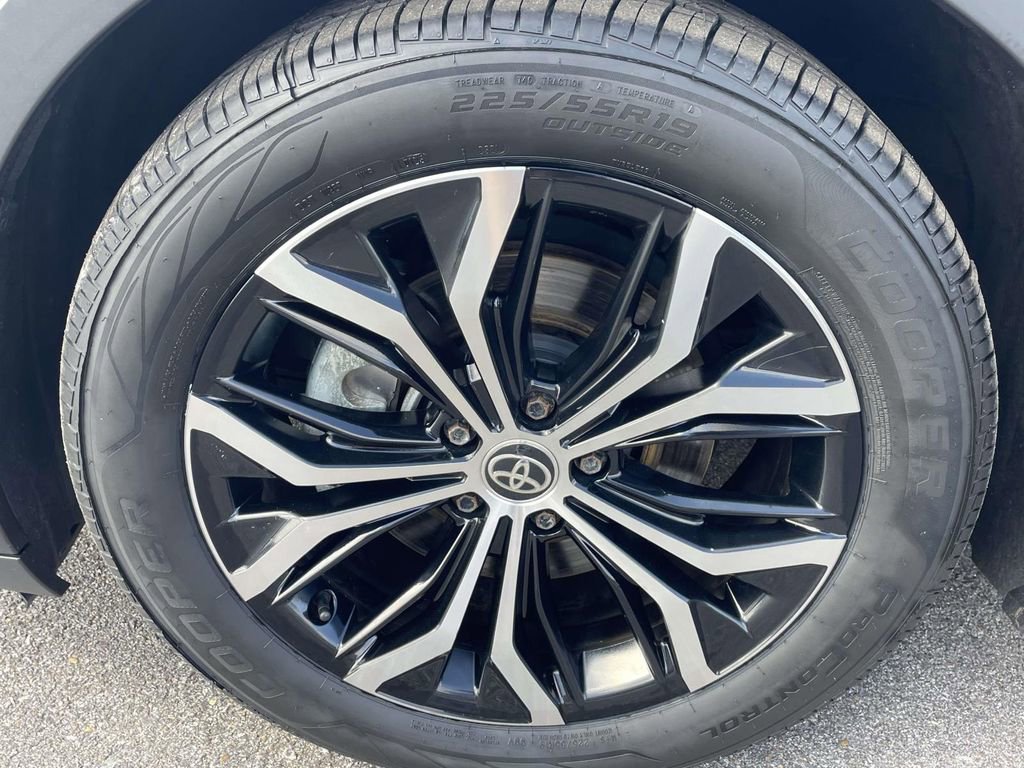 Used 2023 Toyota Crown Limited image 8