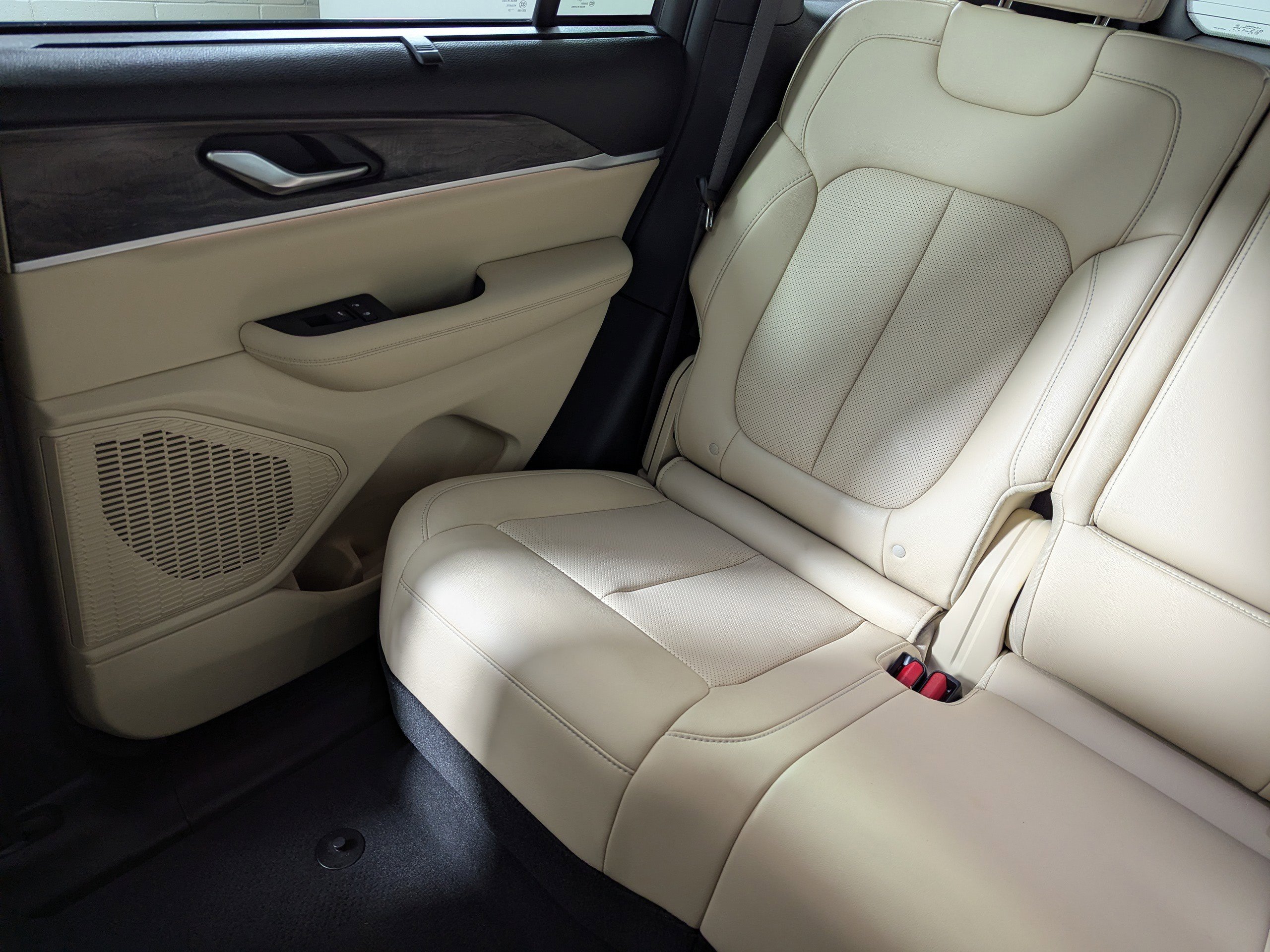 Used 2023 Jeep Grand Cherokee Limited w/ Luxury Tech Group II RWD image 12