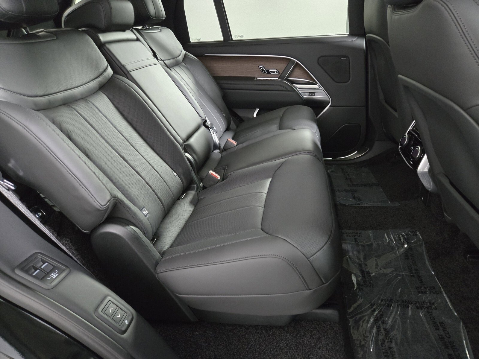 New 2025 Land Rover Range Rover Long Wheelbase SE image 17