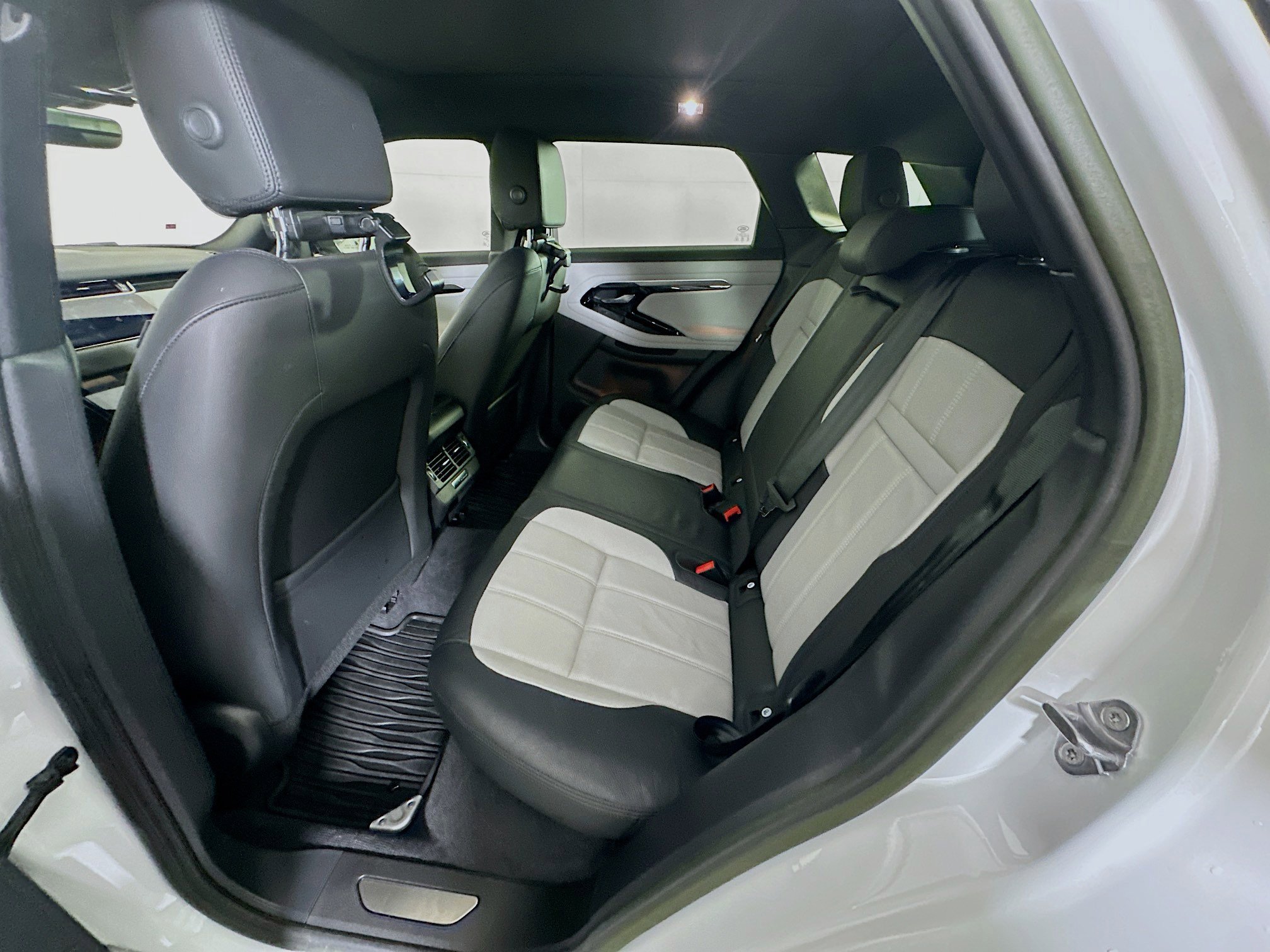 Used 2023 Land Rover Range Rover Evoque R-Dynamic S image 29