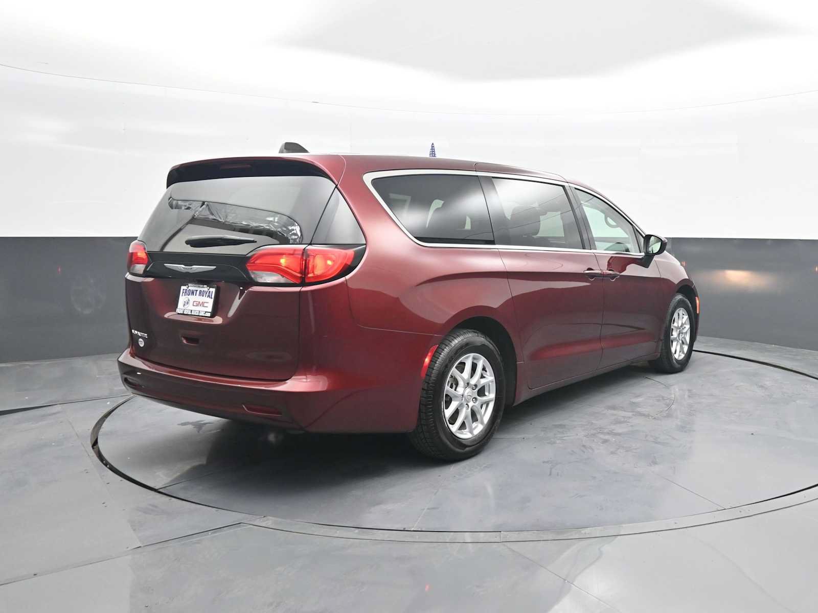Used 2023 Chrysler Voyager LX FWD image 7