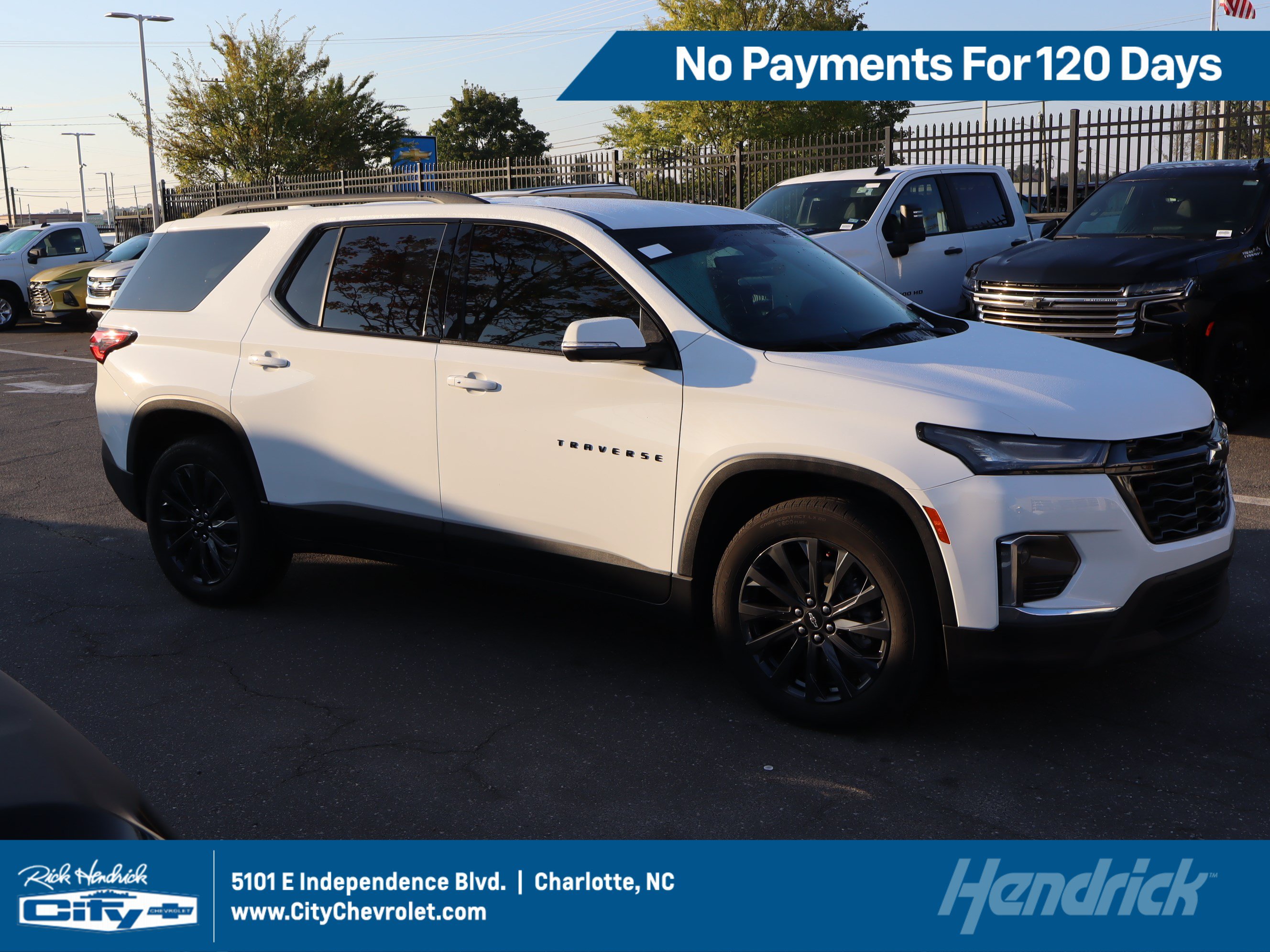 Used 2023 Chevrolet Traverse RS FWD image 1