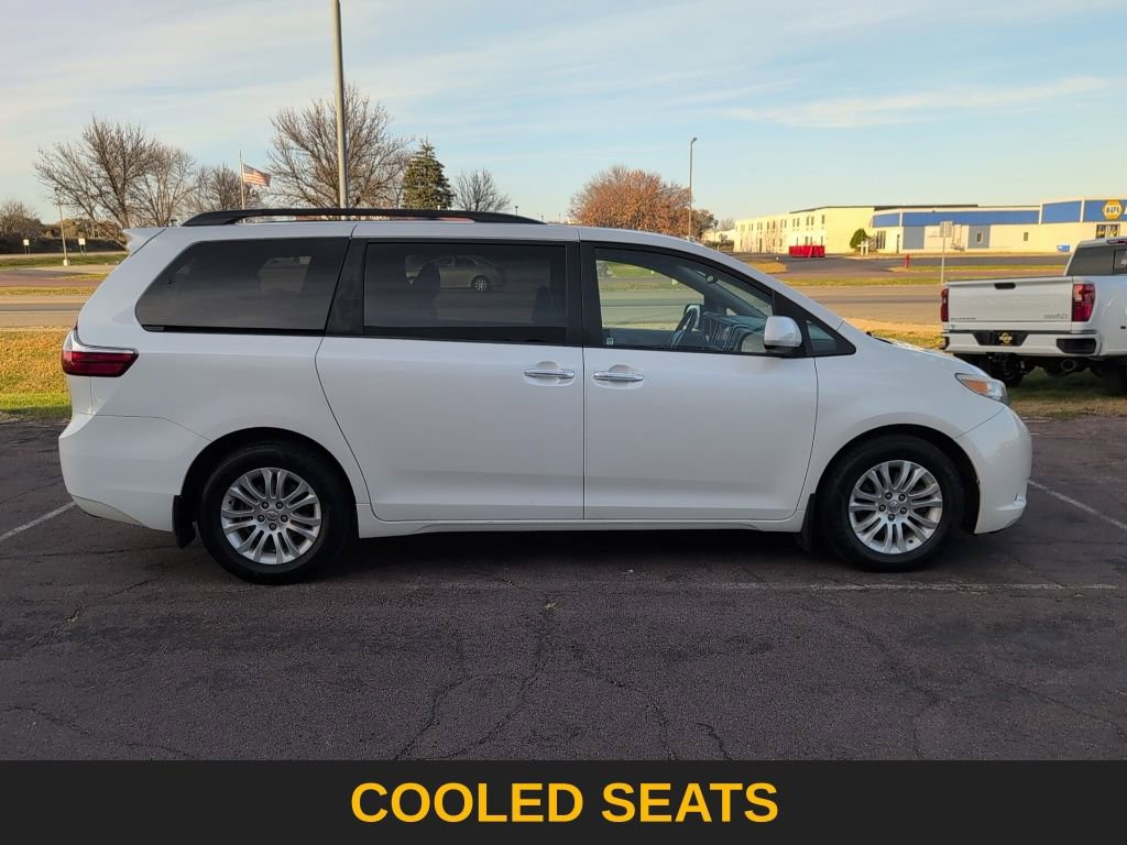 Used 2017 Toyota Sienna XLE w/ XLE Navigation Package image 7