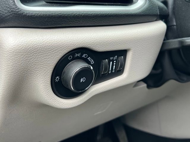 Used 2021 Chrysler Pacifica Touring-L image 15