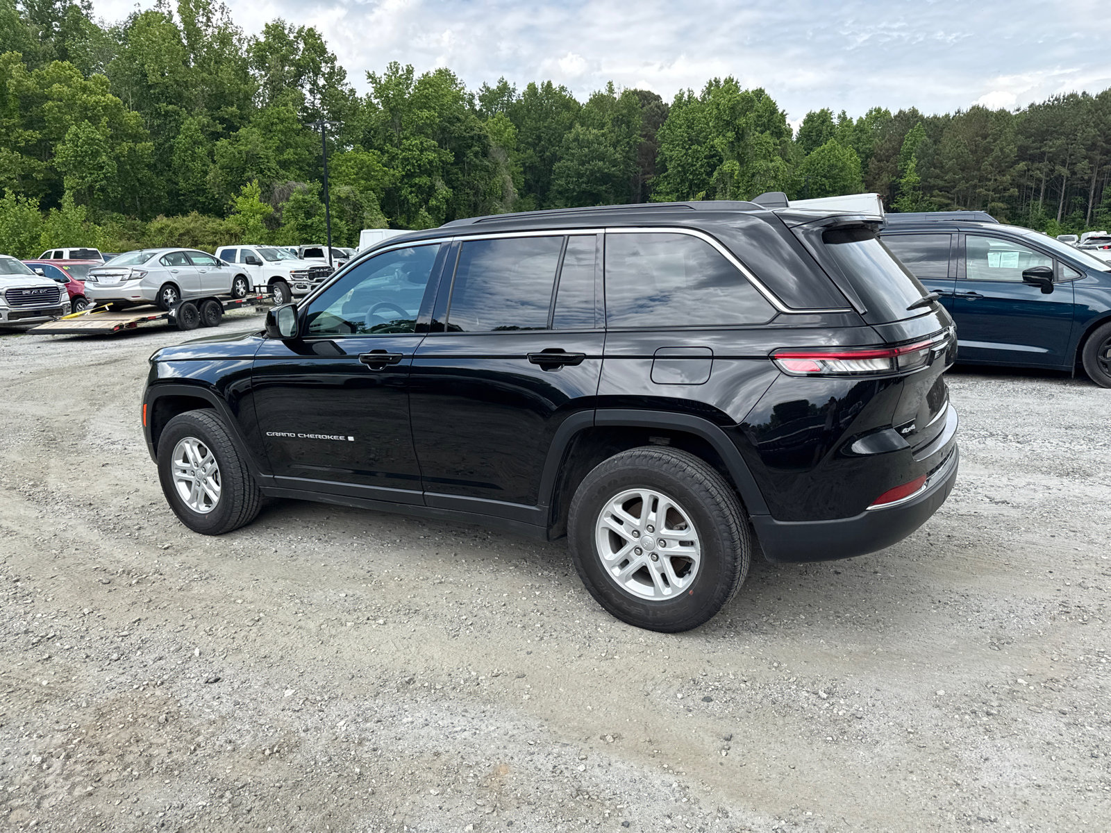 Used 2024 Jeep Grand Cherokee Laredo AWD/4WD image 11
