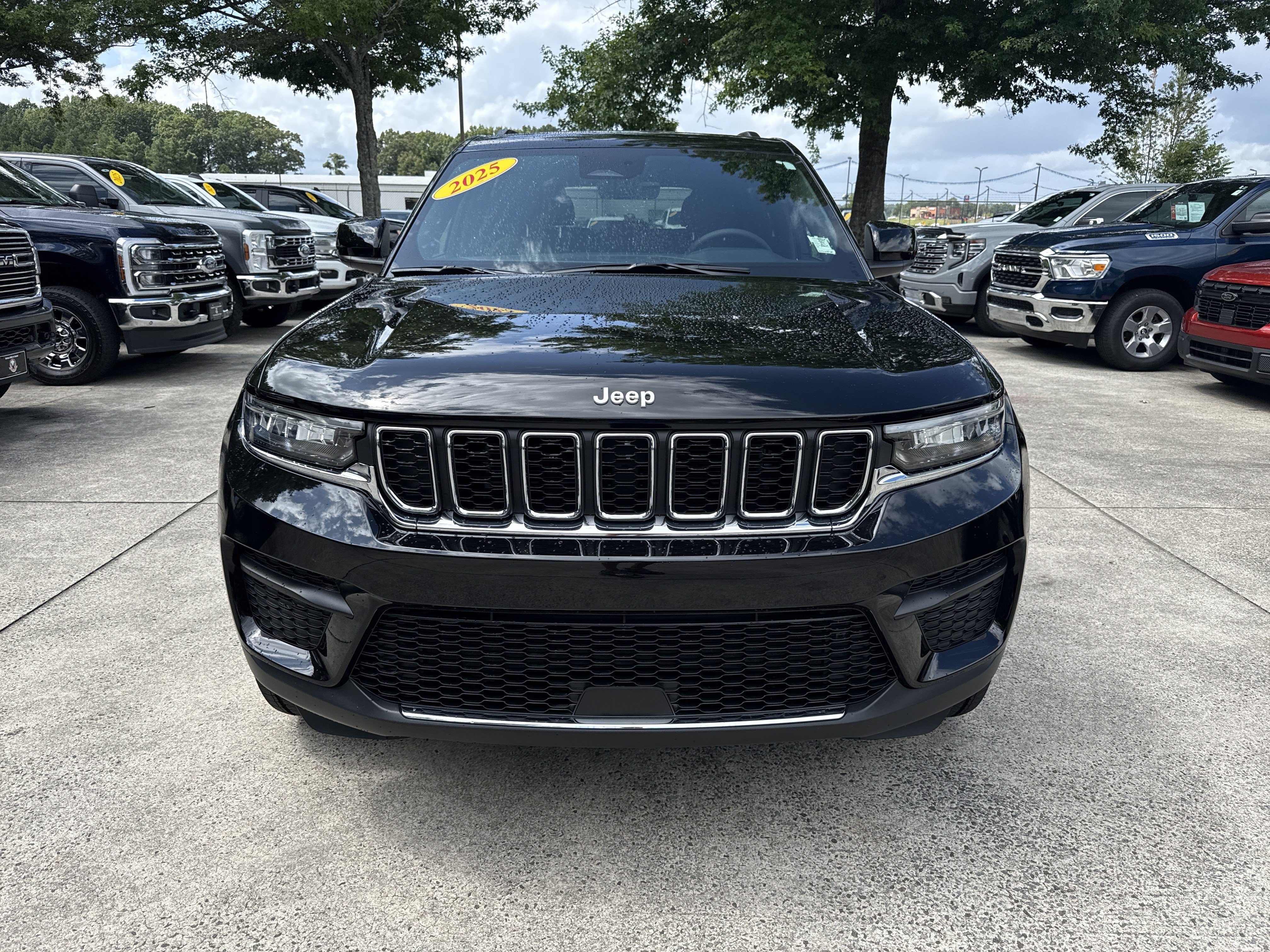 Used 2025 Jeep Grand Cherokee Laredo RWD image 2