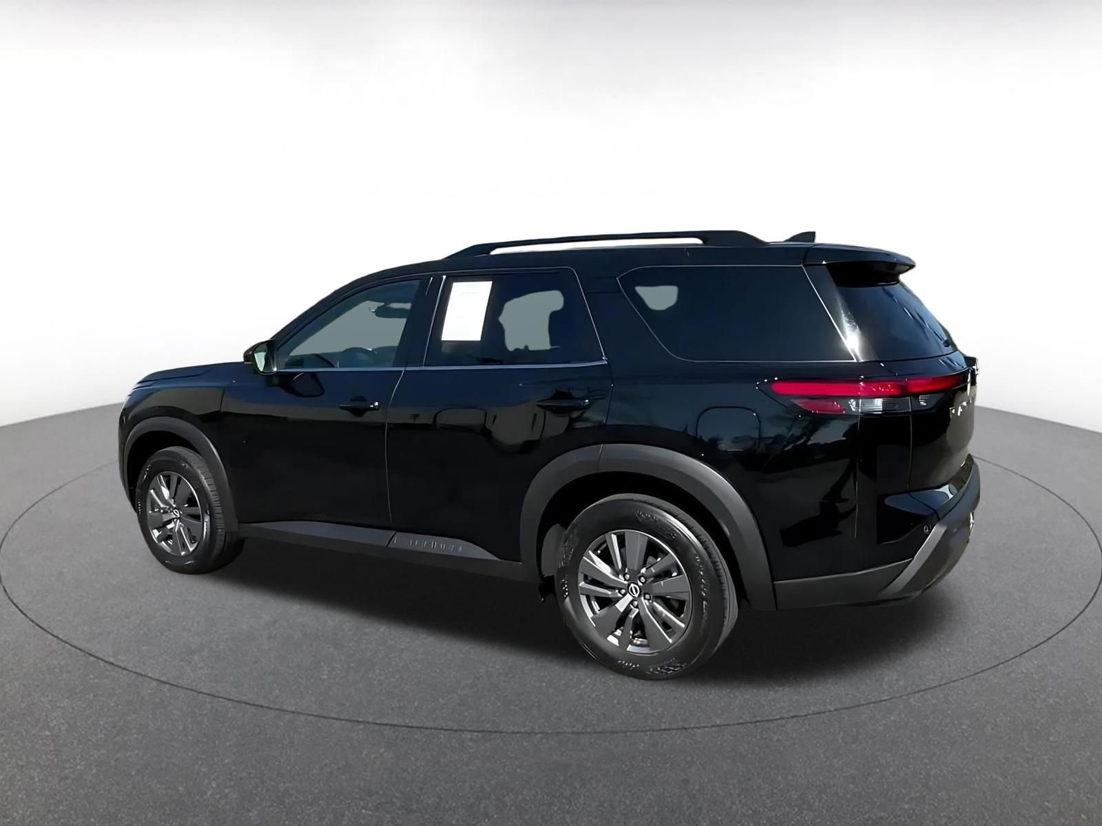 Used 2025 Nissan Pathfinder SV FWD image 10