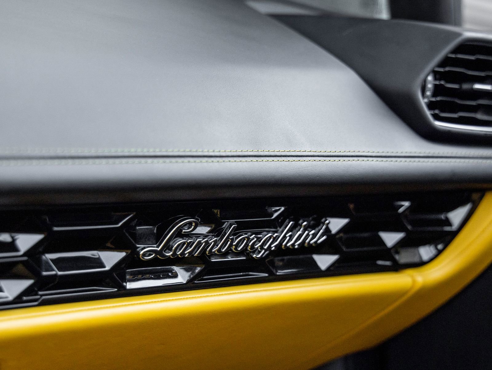 Used 2020 Lamborghini Huracan EVO image 30