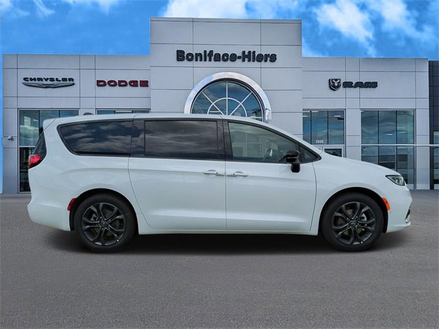New 2026 Chrysler Pacifica Select image 2