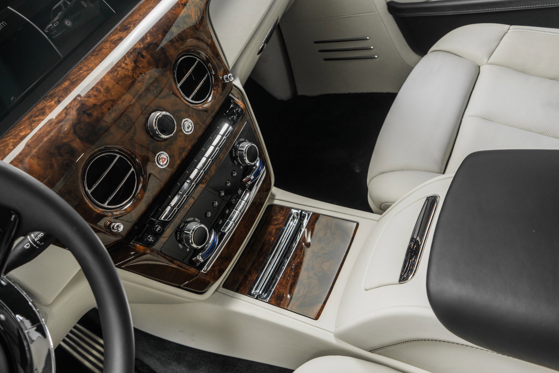 Used 2023 Rolls-Royce Phantom Sedan image 30